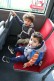 Zwei Kinder sitzen im Bus.