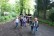Die Kinder laufen durch den Wald zu den Tieren.