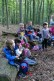 Die Kinder frühstücken gemeinsam im Wald.