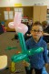 Ein Schüler zeigt seine Luftballonblume in die Kamera