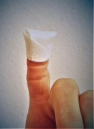Ein Finger mit einem Fingerkuppenverband